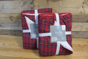 lot 77 image: Two Comfort Bay Throw Blankets