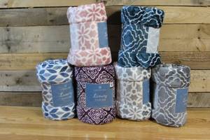 lot 162 image: Six Comfort Bay Luxury Throw Blankets