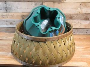 lot 206 image: Make your tree stand out this year - Christmas Tree Stand & Woven Collar
