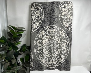 lot 2428 image: Medallion Area Rug