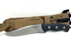 lot 22 image: Unused Large SMITH & WESSON H.R.T. Fixed Blade Knife