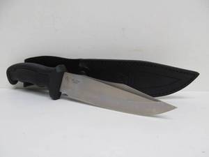 lot 42 image: Unused HEN & ROOSTER Fixed Blade Knife