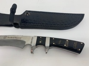 lot 84 image: Unused Smith & Wesson SW CLASSICS Buffalo Horn Handle Fixed Blade Knife