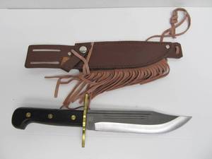 lot 135 image: Unused United Cutlery Bowie Knife