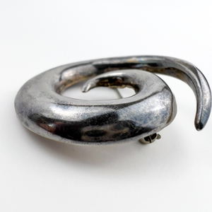 JEZLAINE, Curlique Sterling Silver Brooch.