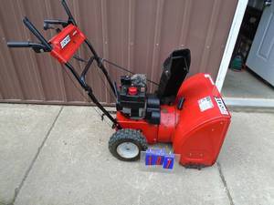 lot 107 image: Huskee 5.5 hp 24 snow blower. Used condition Tested & works. As shown.