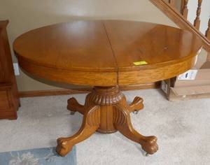 lot 1 image: Vintage solid oak dining table, claw feet, 45 inch diameter