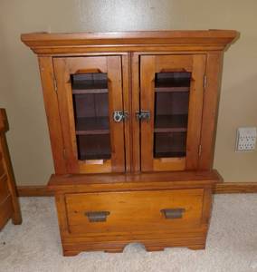 lot 2 image: Childrens hutch 23x11x31 tall