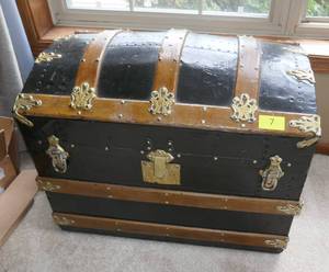lot 7 image: Vintage  antique trunk
