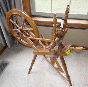 lot 8 image: Vintage spinning wheel