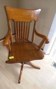 lot 10 image: Vintage bankersrailroaders chair