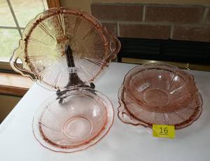 lot 16 image: Pink Depression glass serving bowls and platters