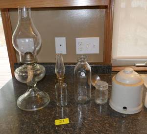 lot 21 image: Vintage clear oil lamp in great shape plus more