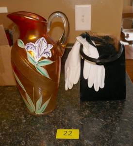 lot 22 image: A touch of class with a vintage evening purse and gloves and glass vase