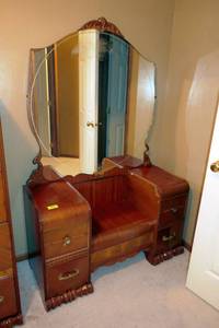 lot 29 image: Vintage dresser and mirror