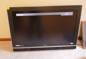 lot 34 image: Sony flat screen tv 40 inches across
