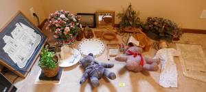 lot 35 image: Large lot of dcor items