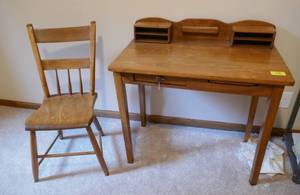 lot 38 image: Kids desk and chair