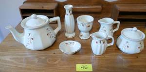 lot 46 image: Lot of Jewel Tea Autumn Leaf china