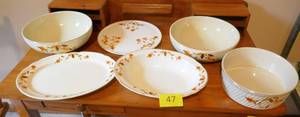 lot 47 image: Jewel Tea Autumn Leaf - 4 serving Bowls and 2 plates