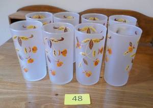 lot 48 image: Jewel Tea Autumn Leaf - 8 drinking glasses