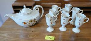 lot 51 image: Jewel Tea Autumn Leaf - Genie tea pot and 8 tall cups
