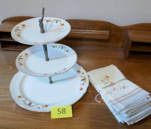 lot 58 image: Jewel Tea Autumn Leaf - 3 tiered snack tray and 5 napkins