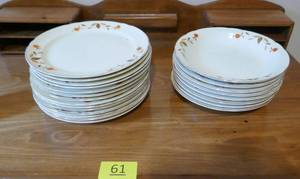 lot 61 image: Jewel Tea Autumn Leaf - 14 plates, 8 soupsalad plates