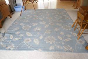 lot 74 image: Rug 94x120 inches