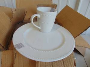 lot 11 image: Elle Dcor Zara Round Dinnerware Set  16-Piece Porcelain Dinner w 4 Plates, Salad Bowls & Mugs Unique Gift Idea for Any Special Occasion or Birthday, White, 7859-16-RB NEW