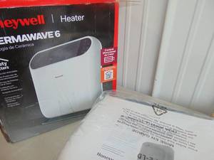 lot 77 image: Honeywell ThermaWave 6 Ceramic Heater With Programmable Thermostat - White, HCE870W NEW