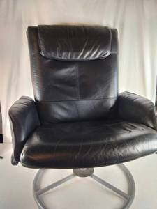 lot 332 image: Comfy Black Recliner chair