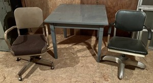 Table 36x 36x 30T With Two Industrial Like Chairs