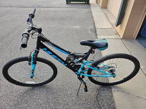 lot 7 image: Huffy Trail Runner Bike