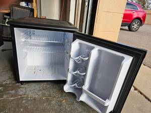 lot 6 image: Danby Dorm Size Refrigerator