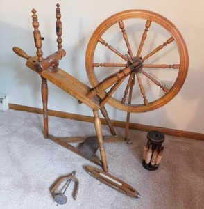 lot 1 image: Antique 1920s Wood Spinning Weaving Wheel with Accessories