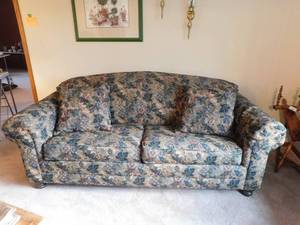 lot 2 image: Home Furnishings Sleeper Sofa Floral Deep Blue Aqua Teal Cranberry Tan-Tone Maple Leaf Pattern Couch