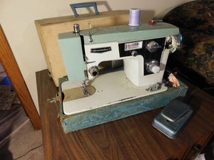 lot 7 image: Vintage Portable DREAMMAKER Sewing Machine in Case