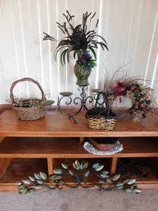 lot 24 image: Home DeCor Metal Art Floral Basket
