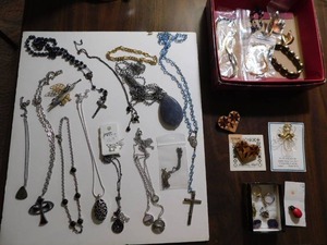lot 28 image: Collectible Vintage Ladies Jewelry