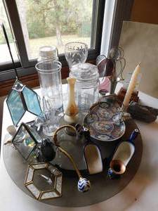 lot 29 image: Collectible Vintage Home DeCor Glass Art Pottery Vase, Figurine etc