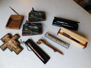 lot 38 image: Vintage Trinkets