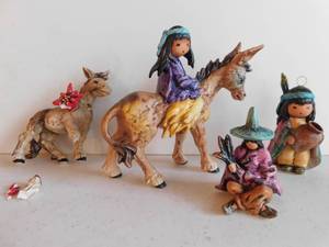 lot 43 image: Collectible Vintage Ted De Grazia Figurines