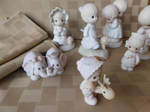 lot 47 image: Collectible Precious Moment Figurines