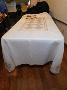 lot 124 image: Vintage Bucilla Stitchery Floral Lace Needlework Cross-stitched Table Linen Cloth 60 x 90 Oblong White