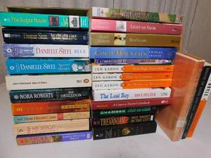 lot 132 image: Books Novel Danielle Steele, Nora Roberts...