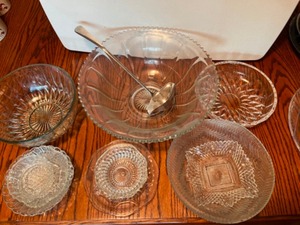 lot 87 image: Glass Serving Dishes