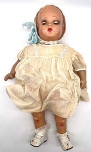 lot 118 image: Unmarked Vintage Composition Baby Dolls with Rosie Cheeks and Sleepy eyes
