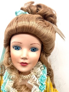 lot 121 image: Beautiful MADAME ALEXANDER Carnival in Venice 1990 Doll with Box & COA