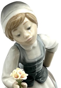 lot 129 image: Vintage Rare LLADRO Flowers of the Season Porcelain Sculpture
